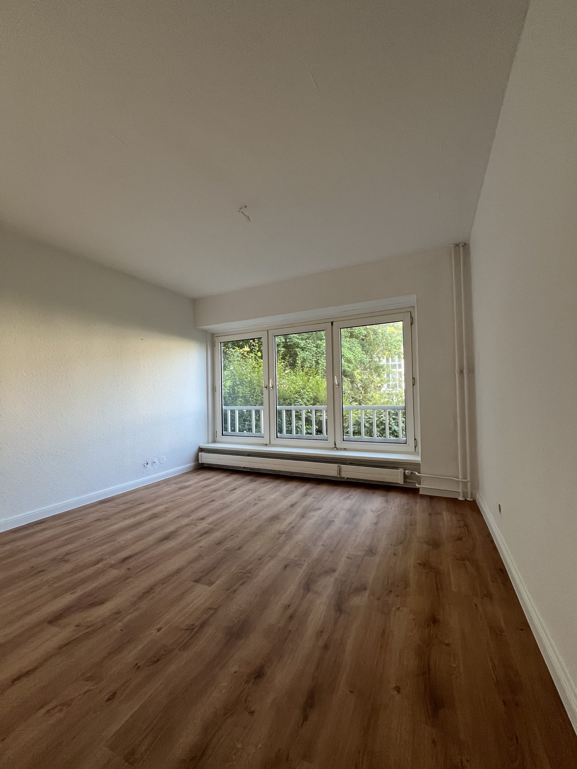 Wohnraum komplett renoviert – hell, modern und bezugsfertig �� Nachher