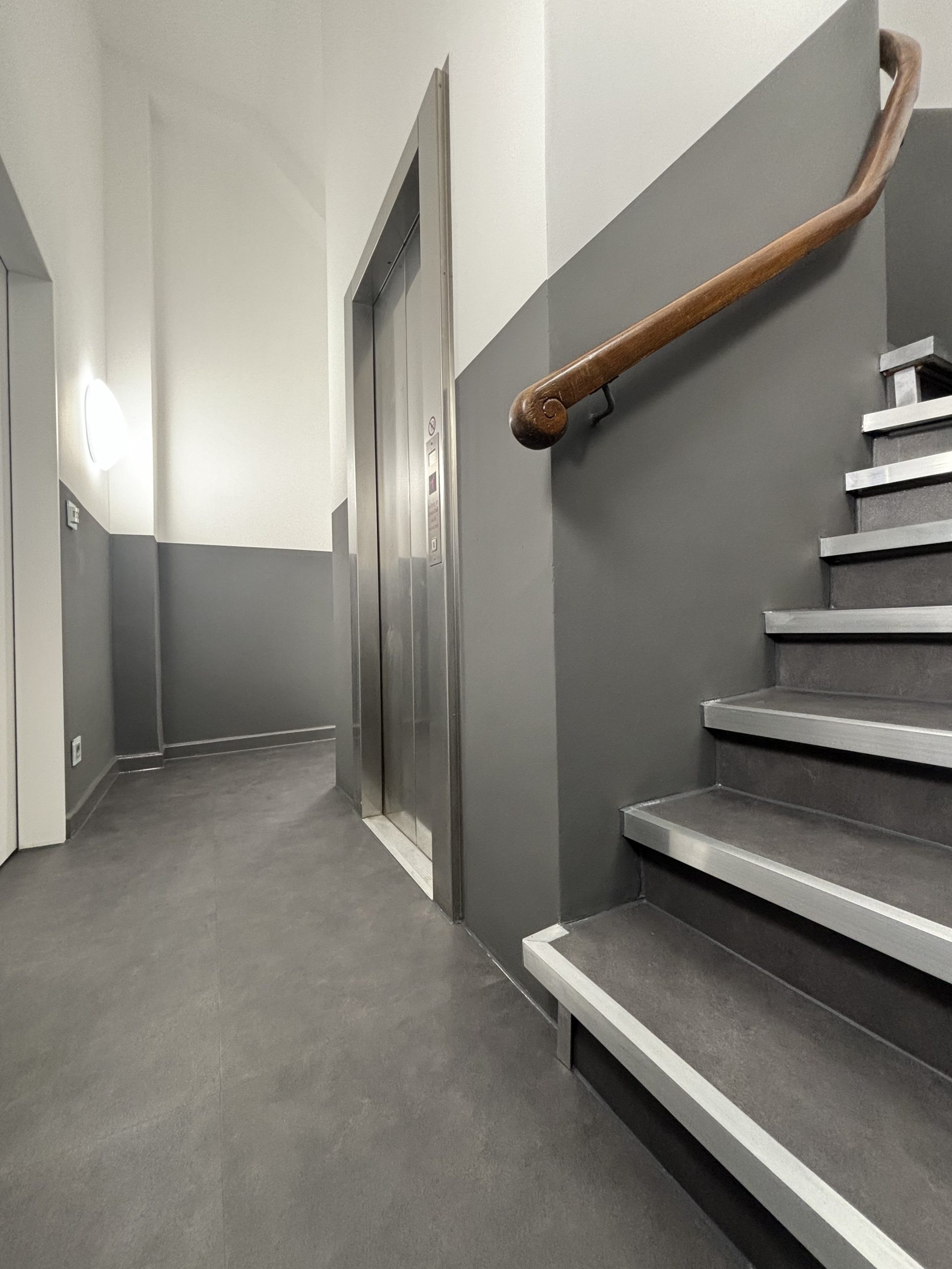 Treppenhaus modernisiert – sauberer Eindruck ab dem ersten Schritt �� Nachher