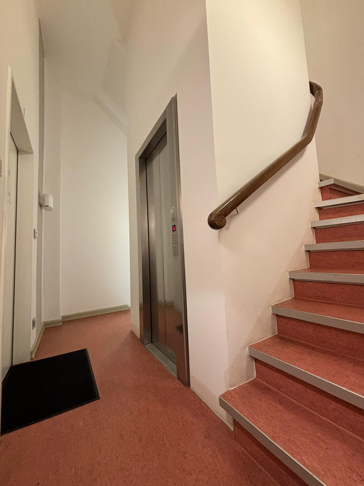 Treppenhaus modernisiert – sauberer Eindruck ab dem ersten Schritt – Vorher